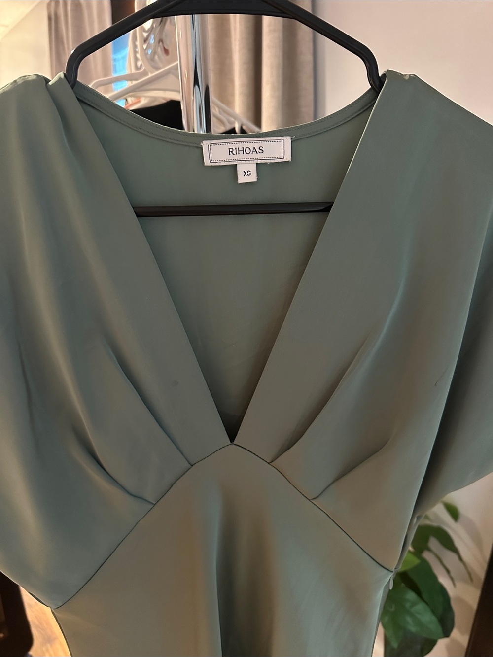 RIHOAS sage green V-neck flowing dress - Picture 2 of 3